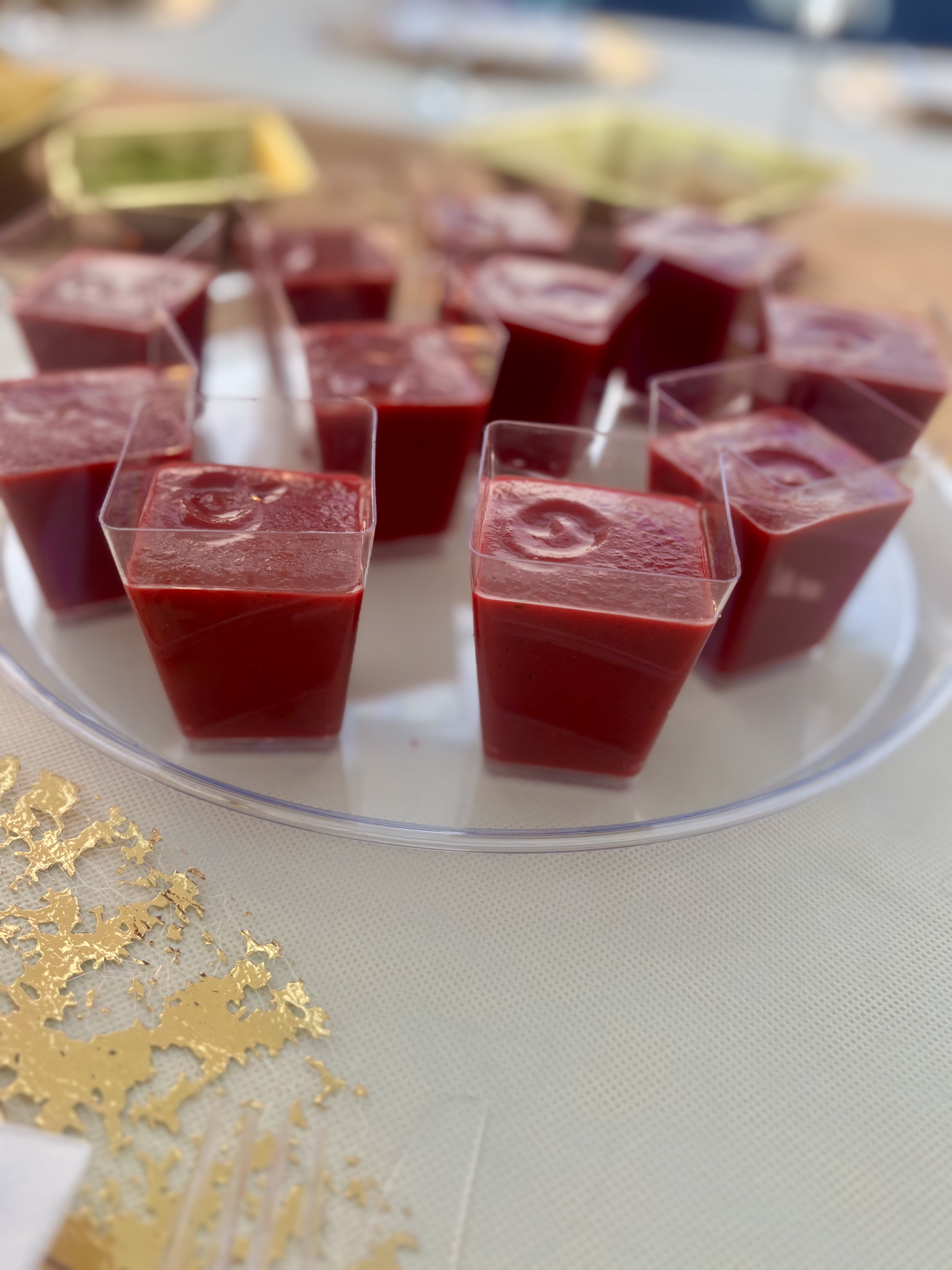 Vasitos de gazpacho servidos en bandeja