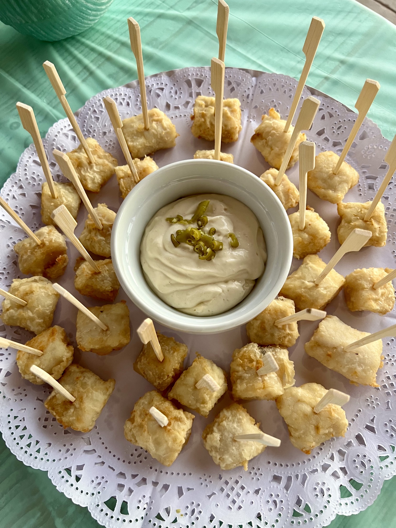 Aperitivos salados con salsa servidos para evento