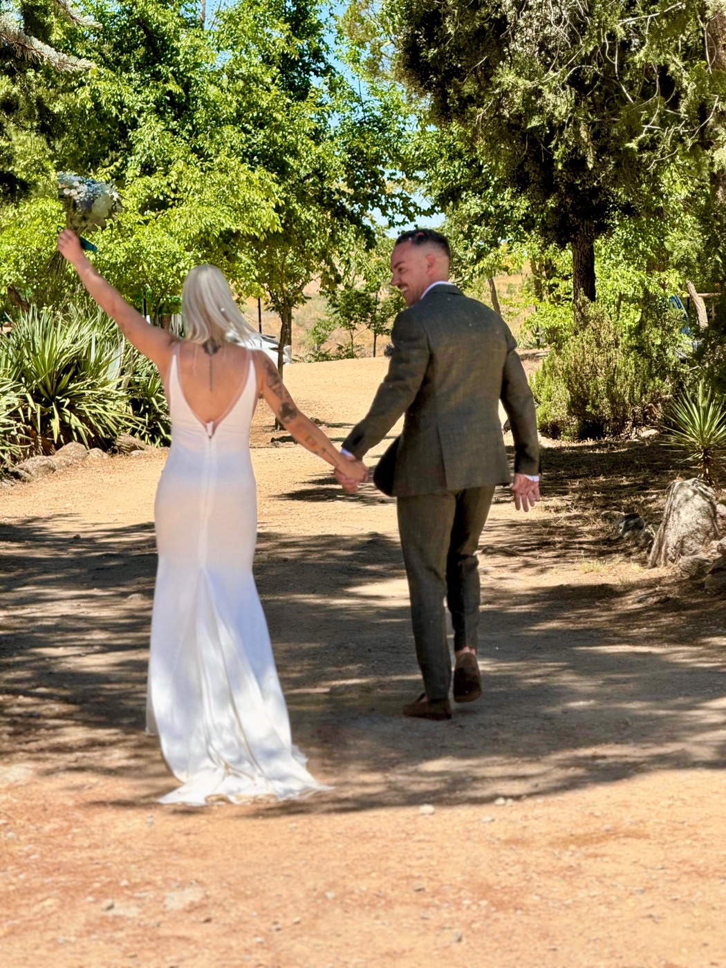 Pareja de novios caminando de la mano
