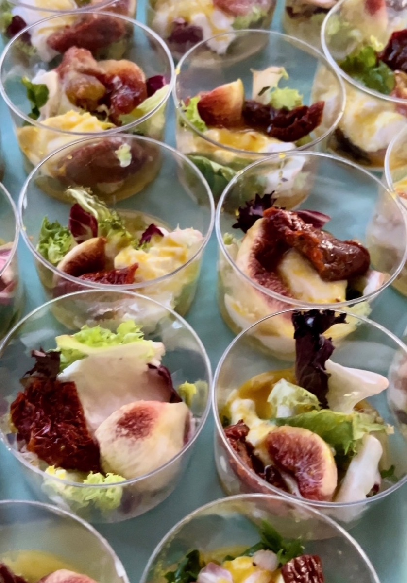 Vasitos gourmet con higos y hojas frescas