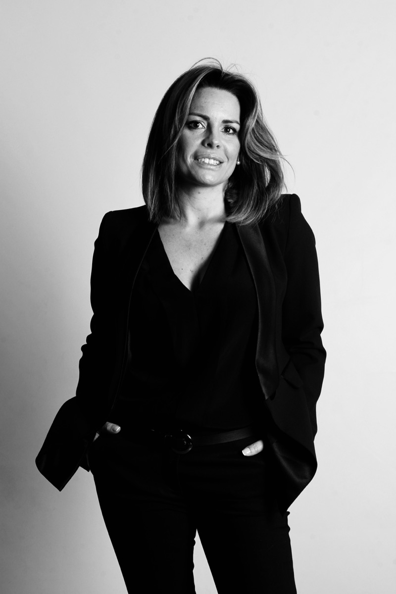 Retrato elegante en blanco y negro de la fundadora