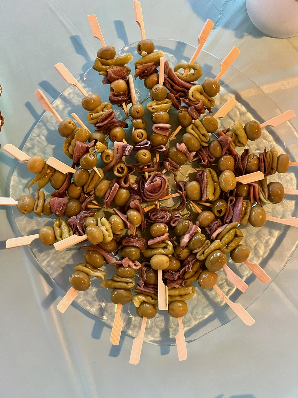 Pinchos de aceitunas y aperitivos servidos en bandeja